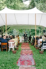 Gartenhochzeit Freie Trauung Im Zelt Hier Wunderschon Auf Dem Rasen Mit Alten Bunten Teppichen Fur Den Weg Gartenhochzeit Hochzeit Draussen Hochzeit Garten