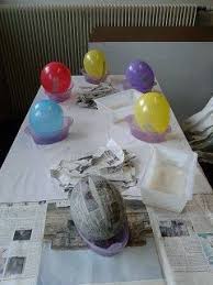 Un Tuto En Images Etapes Par Etapes Pour Realiser Une Poule De Paques Avec Du Papier Mache Colle Et P Poules De Paques Oeufs De Paques En Papier Papier Mache