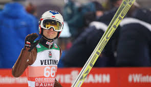 Kamil stoch (l) of poland embraces sven hannawald after his jump in the second round at the four hills tournament in bischofshofen, austria, 6 january 2018. Gesegnetes T Shirt Soll Polen Zum Erfolg Bei Der Vierschanzentournee Verhelfen