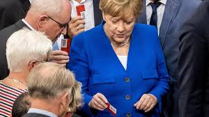 Über die ehe für alle wird seit mehreren jahren gestritten, insbesondere wenn eine wahl ins haus steht. Ehe Fur Alle Angela Merkel Stimmt Mit Roter Karte Dagegen Welt