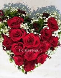 Foto circa il cuore ha modellato il mazzo delle rose rosse su fondo bianco. Cuore Di Rose Rosse La Rosa Nera Il Tuo Fiorista A Cesena Consegna Fiori Cesena Bouquets Mazzi Di Fiori Cesena Mazzi Di Rose