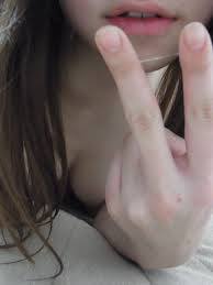 ピース姿をリベンジポルノされちゃった素人娘のエロ画像30枚 | 5回は抜けるエロ画像