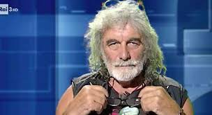 Viene partorito dalla madre thia sul carretto, pieno di utensili in mauro corona trascorre un'infanzia felice immerso nella natura selvaggia delle montagne friulane. Mauro Corona Lascia Cartabianca E Rivela Sono Dipendente Dall Alcol Ho Pensato Spesso Di Impiccarmi