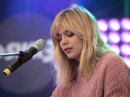 It debuted at number one in her native france on the week of march 8, 2015, with 60,370 copies sold and was certified gold in its first week. Musique Chambre 12 De Louane Est L Album Le Plus Vendu En 2015