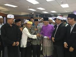 Foto menunjukkan dia sebuah masjid di forum islam. Bernama On Twitter Imam Besar Masjid Negara Tan Sri Shaikh Ismail Muhammad Bersalaman Dengan Peserta Interaktif Al Quran Di Masjid Negeri Kota Kinabalu Https T Co Q0lfosqyb3