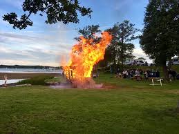 «sankthans» er oppkalt etter døperen johannes' danske helgennavn, sankt hans. Sankthans Norge 2019