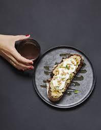 Tartines De Chevre Et Creme D Aubergine Pour 4 Personnes Recettes Elle A Table Recette Recette Tartine Recettes De Cuisine Alimentation