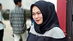 Personelnya terdiri dari khoirunnisa alias nissa (vokalis), anisa rahman (vokalis dua) sederhanya penulis mencoba melakukan pencaria data tentang khoirunnisa atau nissa sabyan lulusan mana justru belum muncul, tetap saja yang. Anisa Rahman Juga Secantik Nissa Sabyan 5 Fakta Vokalis Kedua Sabyan Gambus Banjarmasin Post