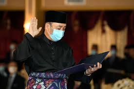 Kedudukannya yang strategik terletak di persimpangan bulatan yang dipertuan agung dan sebagainya. Hajiji Sworn In As New Sabah Cm Bung Kitingan Gunsalam All Made Deputy Cms Malaysia Malay Mail
