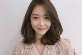 Salah satunya adalah potongan rambut layer. Model Rambut Wanita Layer Panjang Poni Samping Gaya Rambut Rambut Pendek Potongan Rambut Keriting Pendek