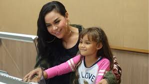 Sosok @melaney ricardo dan tyson lynch begitu dekat dengan yayasan anyo indonesia (yai). Duh Anak Melaney Ricardo Tak Sadar Lukai Diri Sendiri Setiap Cemas