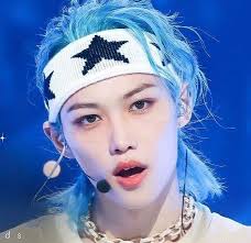 Qualcuno può spiegare perché Felix ha un microfono diverso dagli altri  Stray Kids? Sono davvero molto curioso. : r/kpoppers