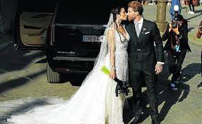 Al compás de 'the final countdown', los novios protagonizaron su aparición estelar en el. La Boda Heavy De Sergio Ramos Y Pilar Rubio Europe Un Parque De Atracciones Calas Negras El Correo