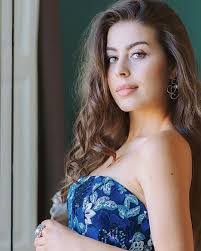 Sara Duque's Instagram, Twitter & Facebook