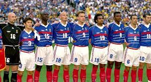 Benjamin pavard se voit attribué le numéro 2 alors que nzonzi affichera le 15 et lucas. 90s Football On Twitter France 1998