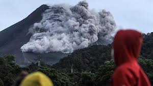 Gunung ini adalah gunung termuda dalam rangkaian gunung berapi yang mengarah ke selatan tanggal 1 juni, hujan abu vulkanik dari luncuran awan panas gunung merapi yang lebat, tiga hari belakangan ini terjadi di kota magelang dan gempa dan deformasi masih meningkat dan bpptkg memperingatkan bahaya luncuran awan panas tribunjogja.com. Gunung Merapi Muntahkan Lava Pijar Sejauh 1 2 Km Nasional Tempo Co