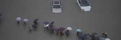2021年7月河南暴雨，是指2021年7月17日以来中华人民共和国 河南省 郑州、漯河、开封、新乡等地暴发的持续性强降水天气。 其中郑州最大小時雨量（201.9毫米）和24小时雨量（622.7毫米）均打破了该市气象台1951年设立以来的纪录 。 暴雨使鄭州地鐵5號線发生12人遇难的淹水事故 。 M0ojdzq19xd4bm