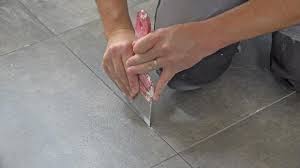 Nach dem einritzen schlägt man mit einem fliesenhammer auf die sollbruchstelle oder bricht sie mit einer fliesenbrechzange. Grossformatfliesen Verlegen Teil 2 Fliesen Schneiden Und Einrichten Anleitung Diybook De