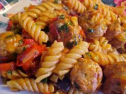 La Table En Fete Delicieuse Recette De Fusilli Au Poivron Tomates Saucisses Italiennes Le Tout Cuit Dans Une Poele Pasta Recepten