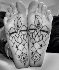 Fuß tattoos sind normalerweise sehr schmerzhaft, da die haut an den füßen näher am knochen ist. Geht Ein Tattoo Unter Dem Fuss Irgendwann Weg Tattooentfernung