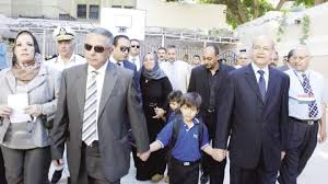 قامت محكمة النقض بالقاهرة بالحكم على المتهمين الثلاثة فى قضية اللواء نبيل فراج بالاعدام ، ايضا تم تخفيض العقوبة على اربعة اخرين بالسجن المؤبد 25 عام. ÙˆØ²ÙŠØ± Ø§Ù„ØªØ¹Ù„ÙŠÙ… ÙŠØµØ·Ø­Ø¨ Ù†Ø¬Ù„Ù‰ Ø§Ù„Ù„ÙˆØ§Ø¡ Ù†Ø¨ÙŠÙ„ ÙØ±Ø§Ø¬ Ø¥Ù„Ù‰ Ù…Ø¯Ø±Ø³ØªÙ‡Ù…Ø§ Ø¨Ø­Ø¶ÙˆØ± Ø²ÙˆØ¬Ø© Ø§Ù„Ø´Ù‡ÙŠØ¯ Ø§Ù„ÙˆØ·Ù†
