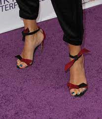 Elizabeth Berkley's Feet << wikiFeet