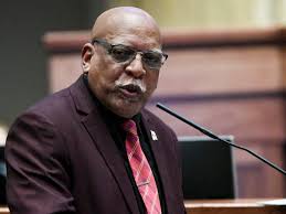 Senate approves bill that delays literacy act