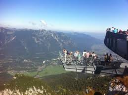 Zu den olympischen spielen 1936 wurden die beiden ursprünglich selbständigen gemeinden garmisch und partenkirchen zusammengelegt mit damals gut 30.000 einwohnern. Alpspix In Garmisch Partenkirchen