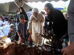 Tan sri abdul aziz shamsuddin is the former malaysia minister of rural and regional development. Jenazah Abdul Aziz Selamat Dikebumikan