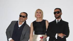 Κούρεμα κλασικό με ξύρισμα στο πλάι και ροκ χτένισμα με τα μαλλιά όλα σηκωμένα μπροστά με τζελ. O Basilhs Zoylias Paei To 10yearchallenge 10 Xronia Pio Pisw Se Fwto Me Thn Melaxrinh Smaragda Karydh Bovary