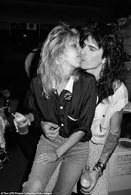 Jan 26, 2021 · both mötley crüe drummer tommy lee and actress heather locklear have had their share of controversy and space in gossip columns for several decades now, so it's not too surprising to learn that just the very act of them getting married to each other caused eyebrows to raise back in 1986. Heather Locklear Celebrates Her 7 Year Marriage To Rocker Tommy Lee Tommy Lee Heather Locklear Glam Metal