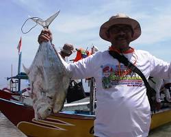 Gambar Memancing ikan di Pantai Pasur