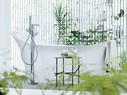 Normalmente los baños suelen tener una ventana por donde ventilan y entra la luz. Plantas Naturales Para Decorar El Bano