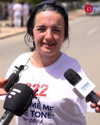 “Edhe pse jam pa duar, i bëj krejt me këmbë”