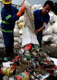 Due to the temperature, these corpses remain frozen 365 days a year. Sherpas Bring Down 4 Dead Bodies And 11 Tonnes Of Trash From Seasonal Everest Clean Up Snowbrains