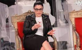 Una scelta che a dire del pubblico che ha seguito il trono assiduamente coglie un po' di sorpresa. Uomini E Donne Ecco Samantha Curcio Trionfo In Studio Per La Tronista Curvy Spunta Questo Video Libero Quotidiano