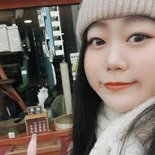 帶83歲的媽媽來士林看菊花展，她和表弟玩得很開心。 因為媽媽健康平安，此刻的我覺得很幸福。