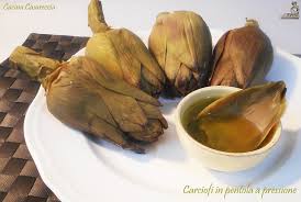 Preparate anche del brodo vegetale con il quale andrete a bagnare i carciofi 5 ogni qualvolta si asciughino troppo, quindi pepate e salate secondo i vostri gusti.la cottura dovrà prolungarsi per circa 15/20 minuti a seconda delle dimensioni dei carciofi. Carciofi Lessi Nella Pentola A Pressione Cucina Casareccia