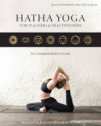 Hatha yoga is a gentler yoga practice suitable for all levels of participants. Hatha Yoga For Teachers And Practitioners A Comprehensive Guide Jain Ram Hauswirth Jain Kalyani Amazon De Bucher
