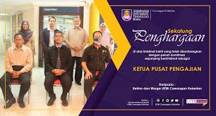 Penyampaian cenderamata kepada yang berhormat tuan. Sekalung Penghargaan Dan Jutaan Terima Kasih Mantan Ketua Pusat Pengajian
