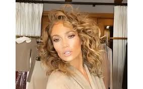 Asciugare leggermente con il phon, quindi suddividere i capelli in tante ciocche da attorcigliare su se stesse, appuntandole alla testa come per creare uno . Lob E Bob Mossi E Ricci Come Jennifer Lopez Vogue Italia
