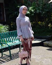 Untuk tampil lebih variasikan dress brokat dengan beberapa kain seperti batik atau songket. 7 Model Kebaya Modern Dan Dress Brokat Kondangan Untuk Hijaber Womantalk Com Line Today