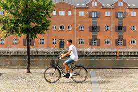 Sie sind vor allem deutlich breiter als die normalen radwege in. Radfahrer Auf Kopenhagener Radweg In Der Nahe Von Kanal Lizenzfreie Fotos Bilder Und Stock Fotografie Image 80197591