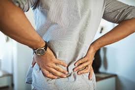 The quadratus lumborum is a low back muscle that connects the hip bone (iliac crest), lower back vertebrae (l1, l2, l3, l4) to the 12 th rib. Home Remedies For Lower Back Pain