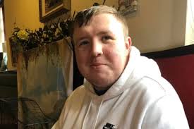 Jovem de 20 anos morre 2 dias após acordar com dor nas pernas. Entenda