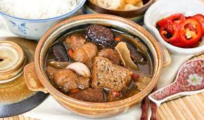Oleh kerana malaysia memiliki rakyat yang berbilang kaum, maka tidak hairanlah jika makanan orang malaysia juga terdiri dari pelbagai jenis makanan yang boleh dinikmati bersama. 19 Makanan Khas Malaysia Yang Terkenal Harus Dicoba