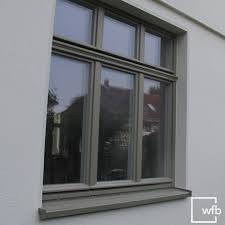 Dreteiliges Holzfenster Mit Profilierung Und Oberlicht Holzfenster Fensterfarbe Haus