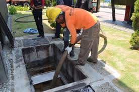 Sebenarnya bukan tangki najis yg tersumbat tapi saluran paip yg menghubungkan antara manhole ke manhole. Haji Mat Haji Jantan
