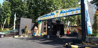 Bangunan bersejarah tersebut bernama gedung tinggi dahulu dikenal dengan nama gedung juang dan gedung pakpak yang terletak di. Harga Tiket Masuk Kumpay Waterpark Subang Juli 2021 Wisata Oke