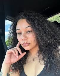 Tia Tanner's Instagram, Twitter & Facebook